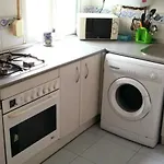 habitación muy cerca del centro, en el metro 10min a sol/ gran vía