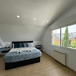 Moderna Casa De Lujo Con Jacuzzi En El Jardin