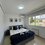 Moderna Casa De Lujo Con Jacuzzi En El Jardin