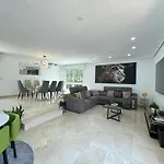 Moderna Casa De Lujo Con Jacuzzi En El Jardin