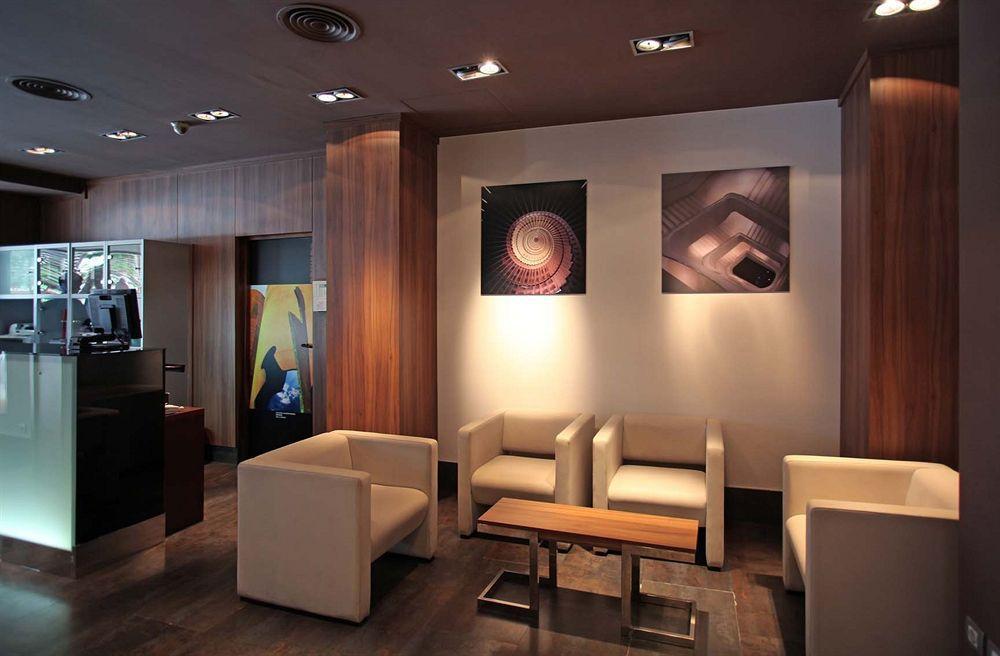 Petit Palace Tres Cruces 3*