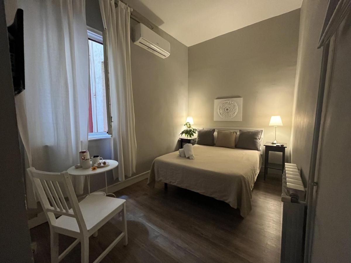 El Hostall Guest house