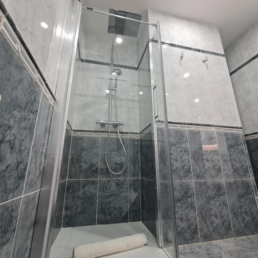 Moderna Casa De Lujo Con Jacuzzi En El Jardin Сasa de vacaciones