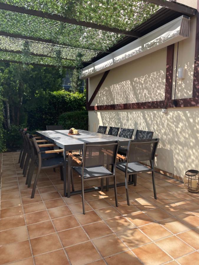 Moderna Casa De Lujo Con Jacuzzi En El Jardin