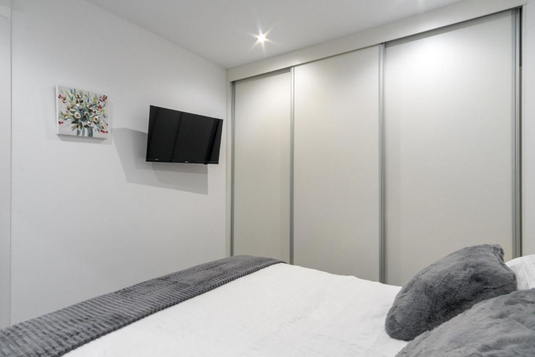 Brigth- Pool Parking-1bd 1bth-prado Apartment