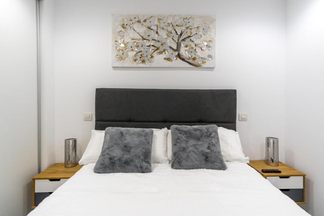 Brigth- Pool Parking-1bd 1bth-prado Apartment *