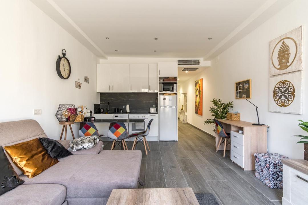 Brigth- Pool Parking-1bd 1bth-prado Apartment *