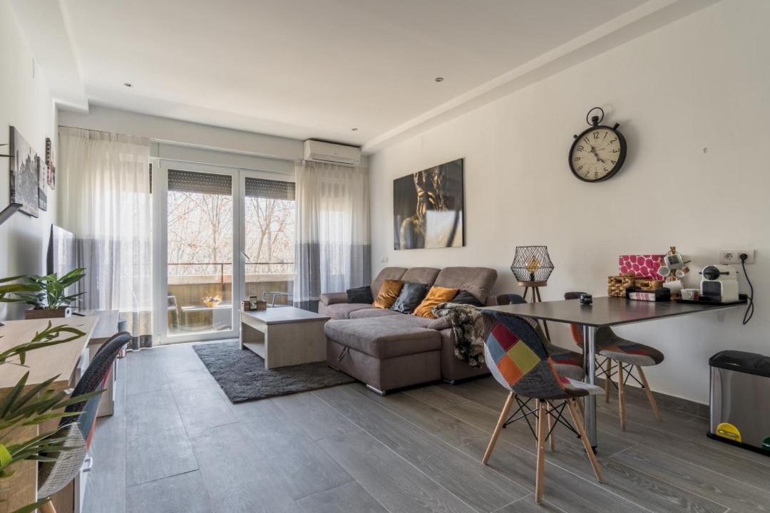 Brigth- Pool Parking-1bd 1bth-prado Apartment *