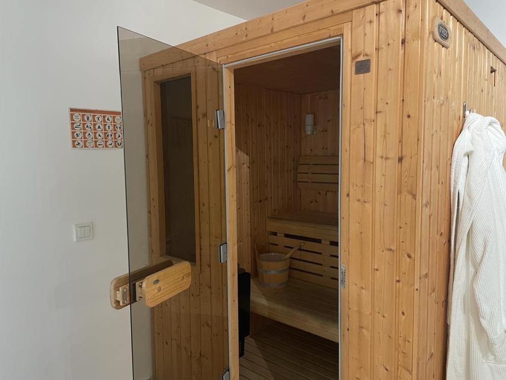 Habitación en casa particular Space In The With Poll Near Golf In *