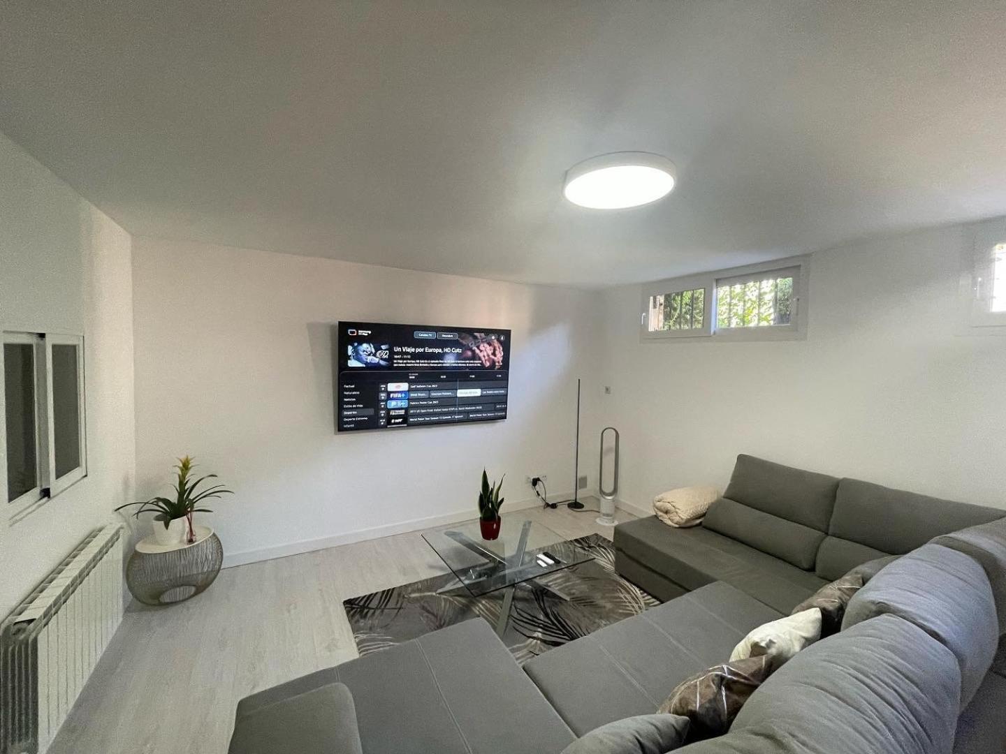 Moderna Casa De Lujo Con Jacuzzi En El Jardin Сasa de vacaciones *
