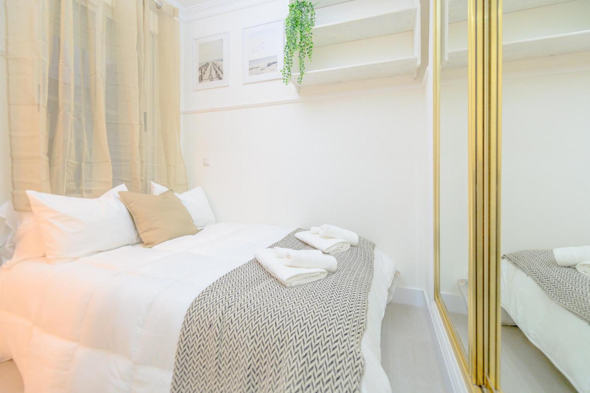 For Encantador Estudio Temporal Con Cama Doble Y Sofa Cama, Patio Compartido Ctg86 Appartement Madrid