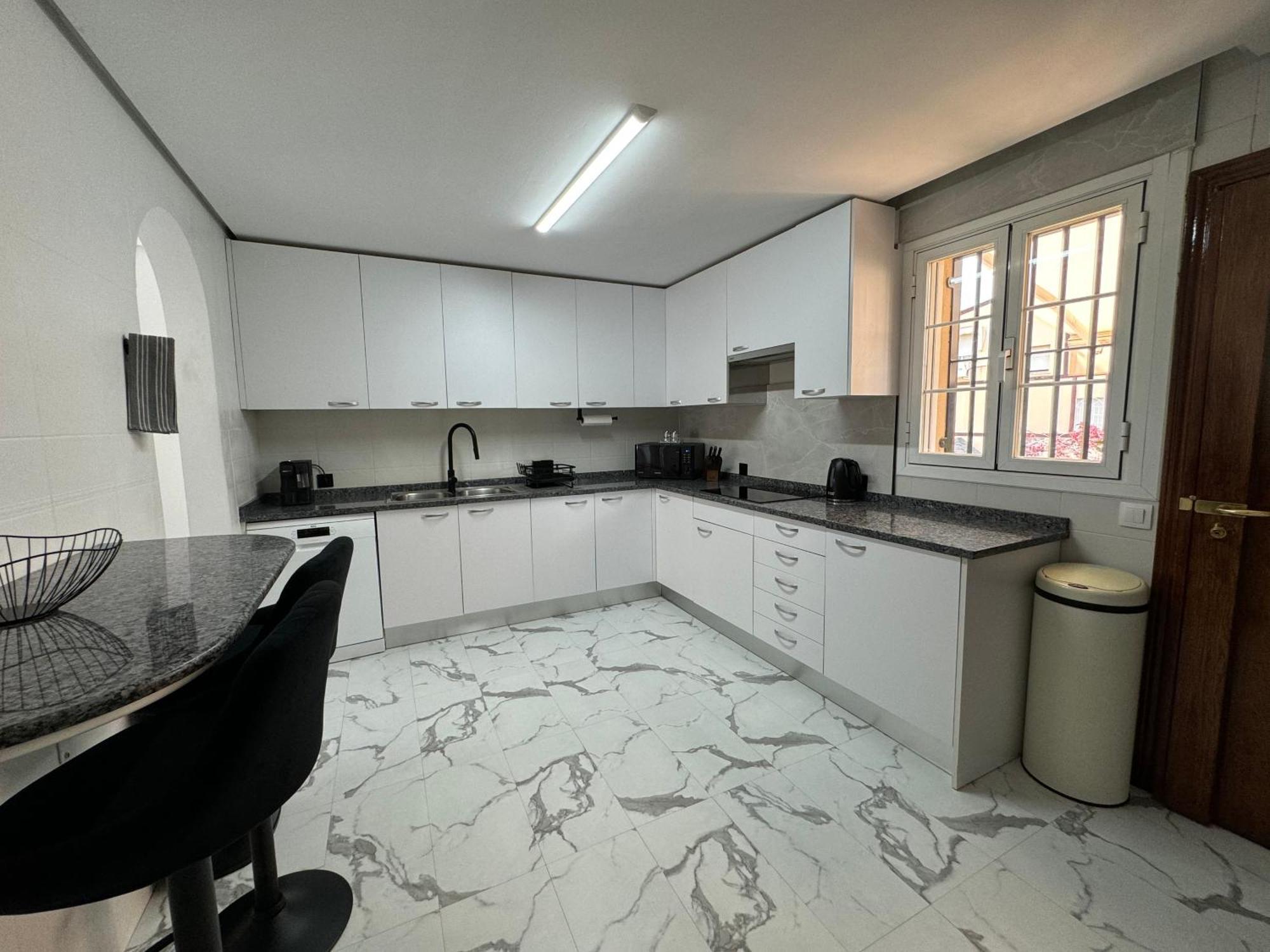 Moderna Casa De Lujo Con Jacuzzi En El Jardin *