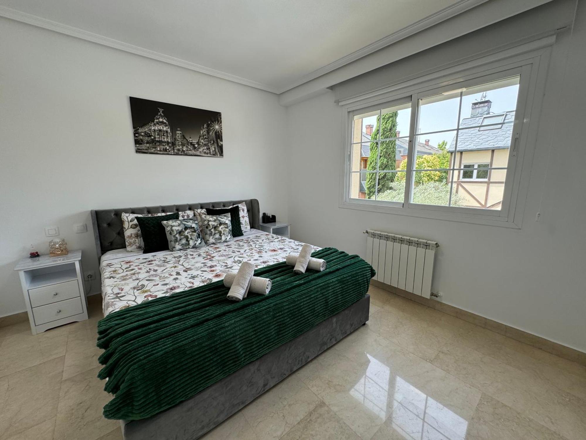 Moderna Casa De Lujo Con Jacuzzi En El Jardin Сasa de vacaciones Madrid
