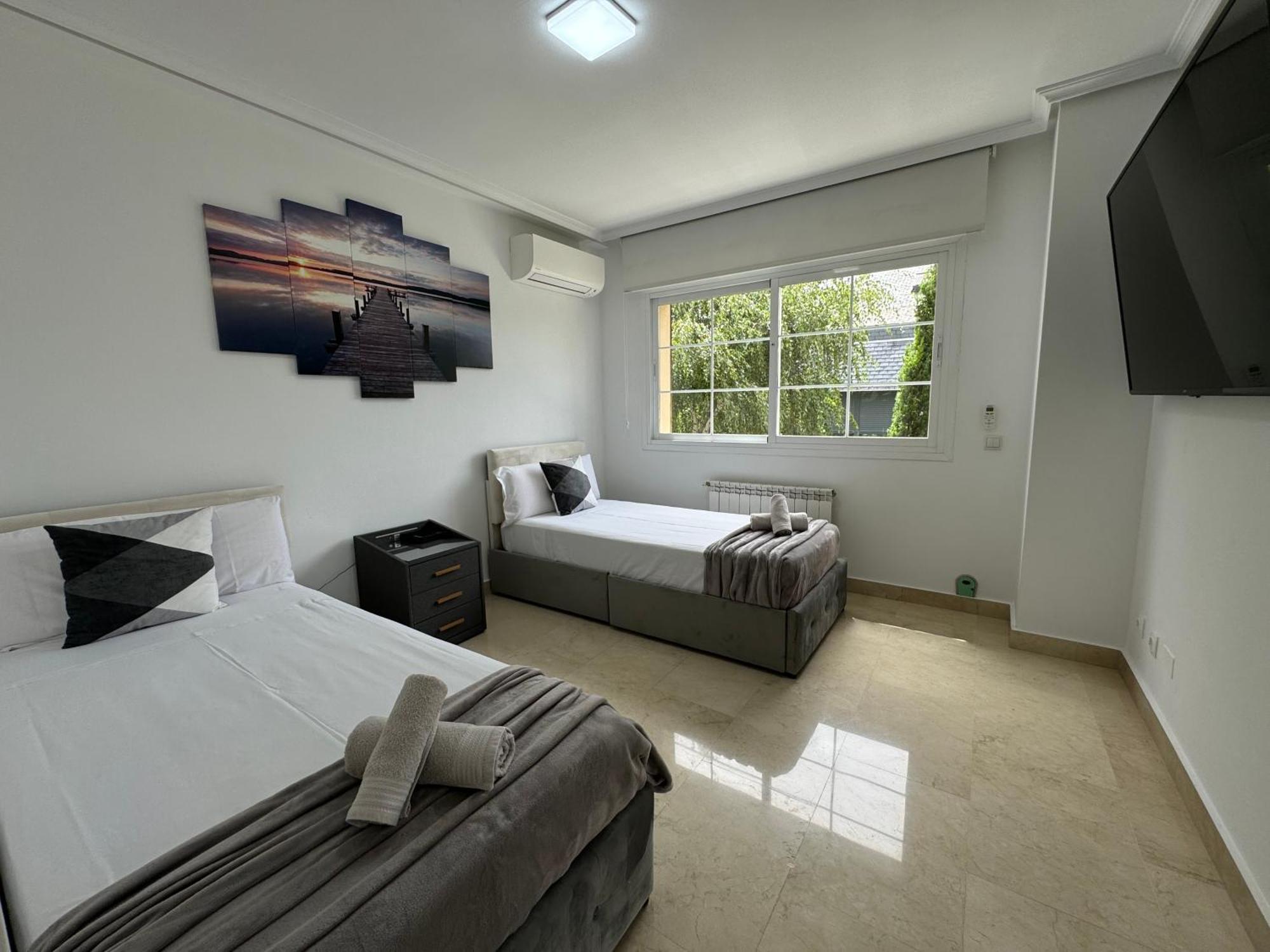 Moderna Casa De Lujo Con Jacuzzi En El Jardin *