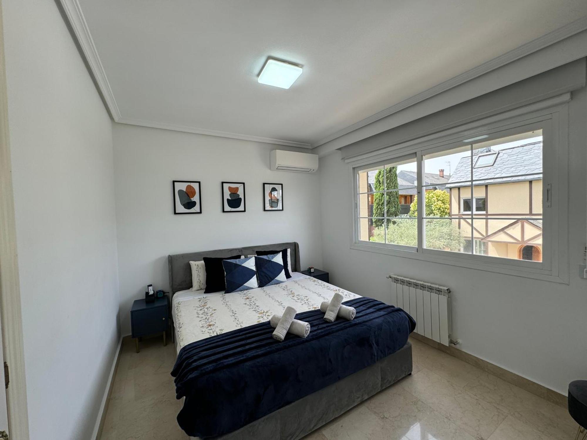 Moderna Casa De Lujo Con Jacuzzi En El Jardin Madrid