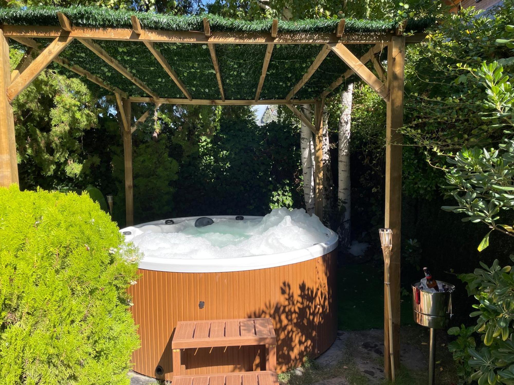 Moderna Casa De Lujo Con Jacuzzi En El Jardin Сasa de vacaciones