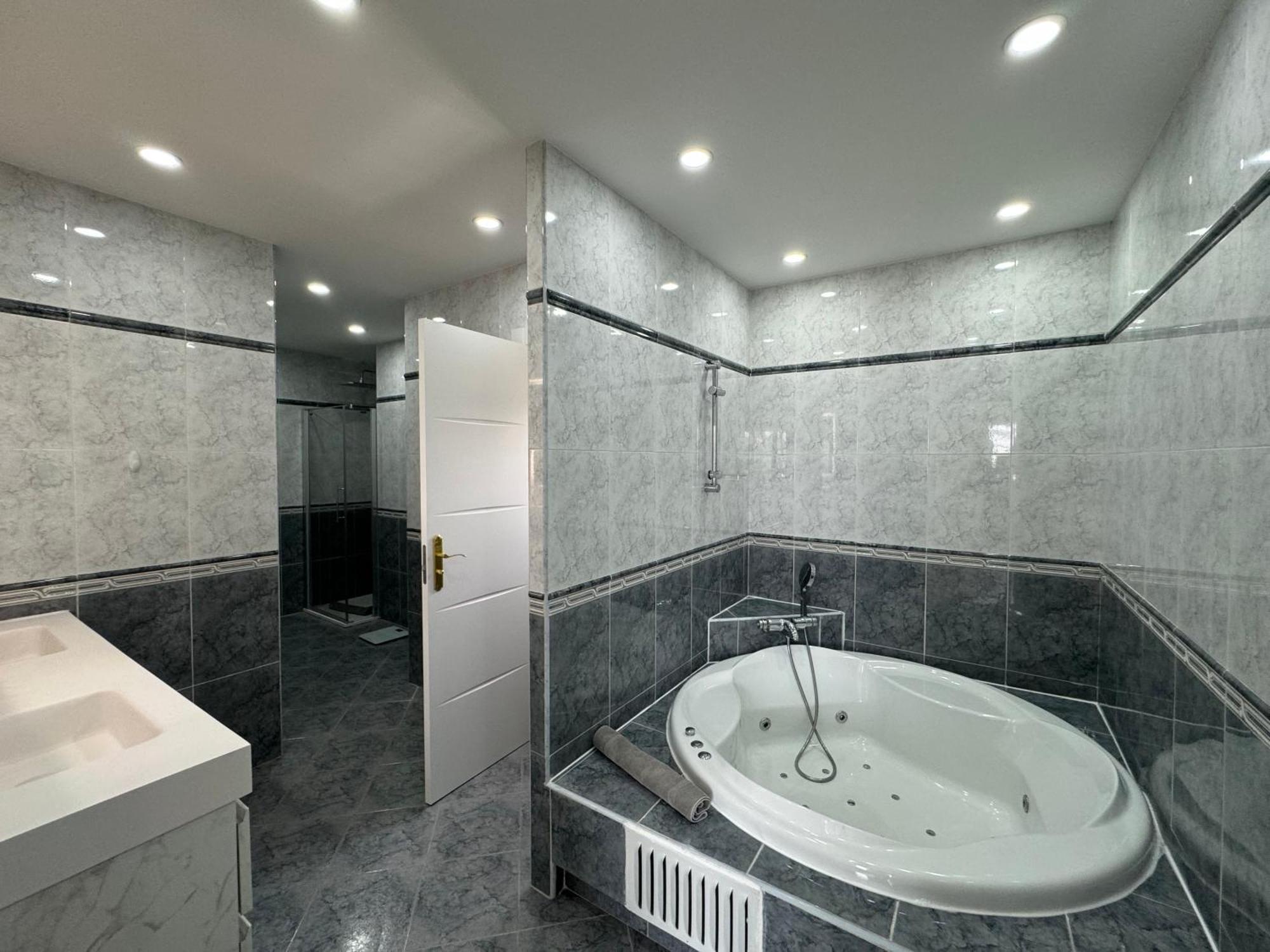 Moderna Casa De Lujo Con Jacuzzi En El Jardin Сasa de vacaciones *