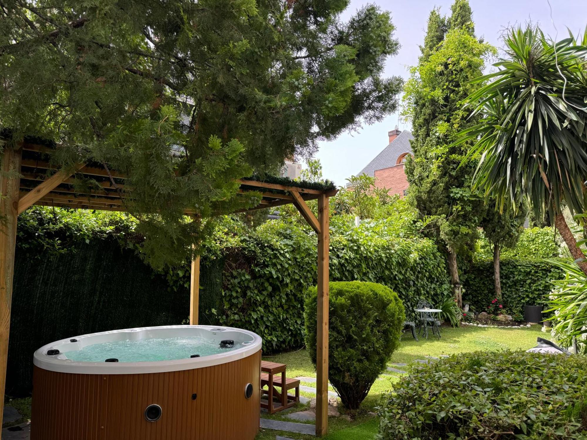 Moderna Casa De Lujo Con Jacuzzi En El Jardin *