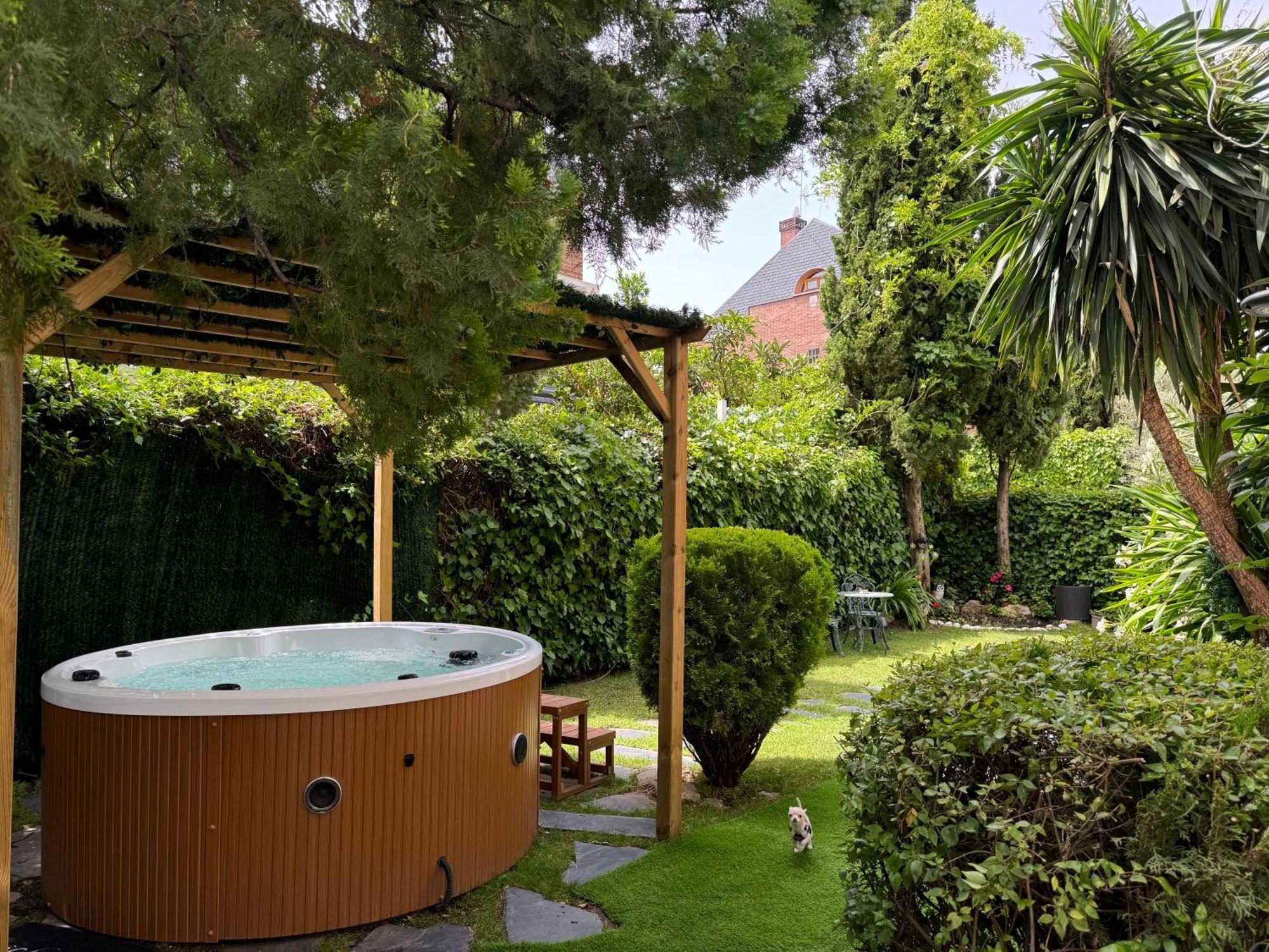 Moderna Casa De Lujo Con Jacuzzi En El Jardin