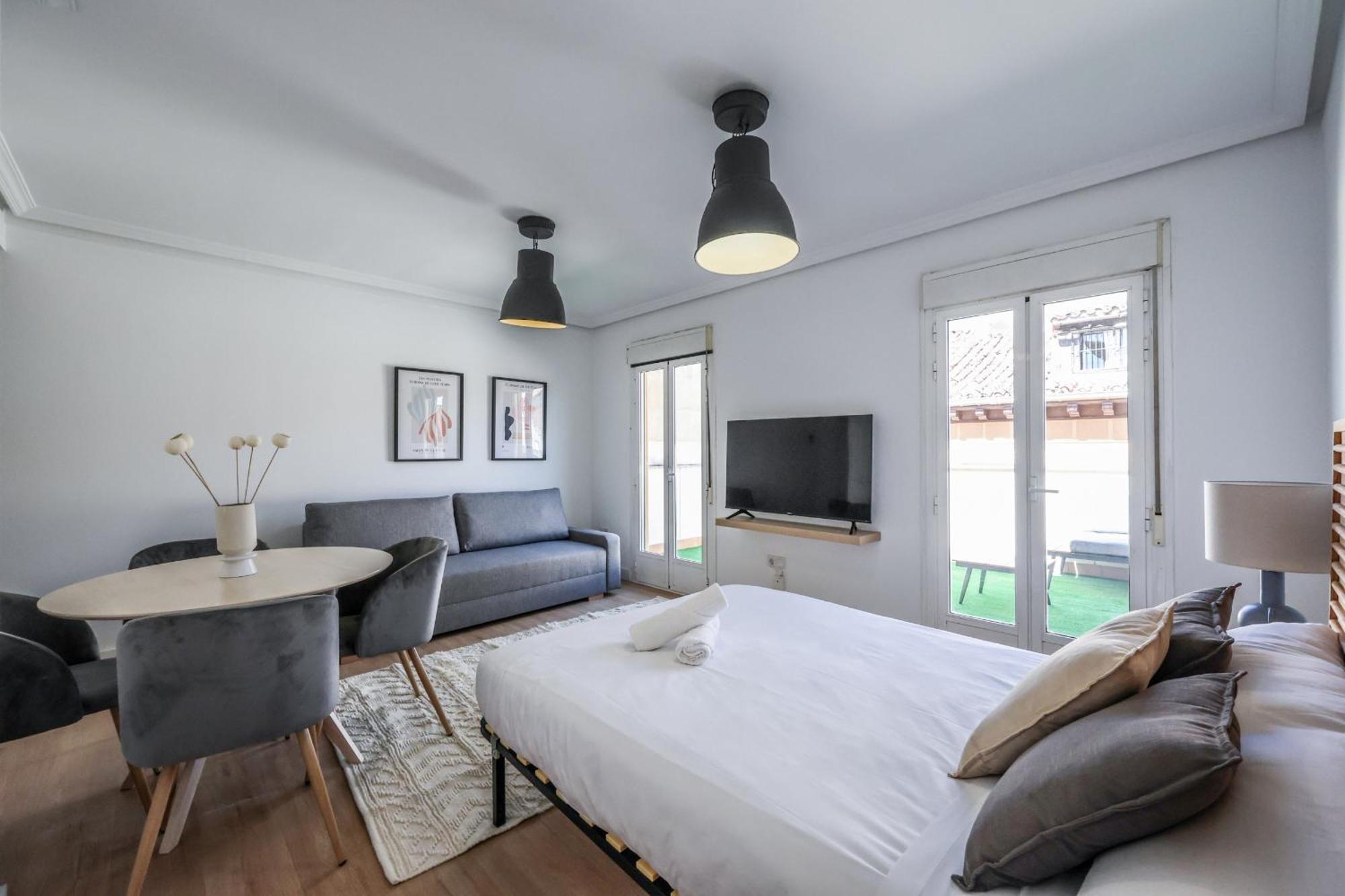 Apartment Atico Reformado Con Terraza En Tirso De Molina 4 Personas Madrid