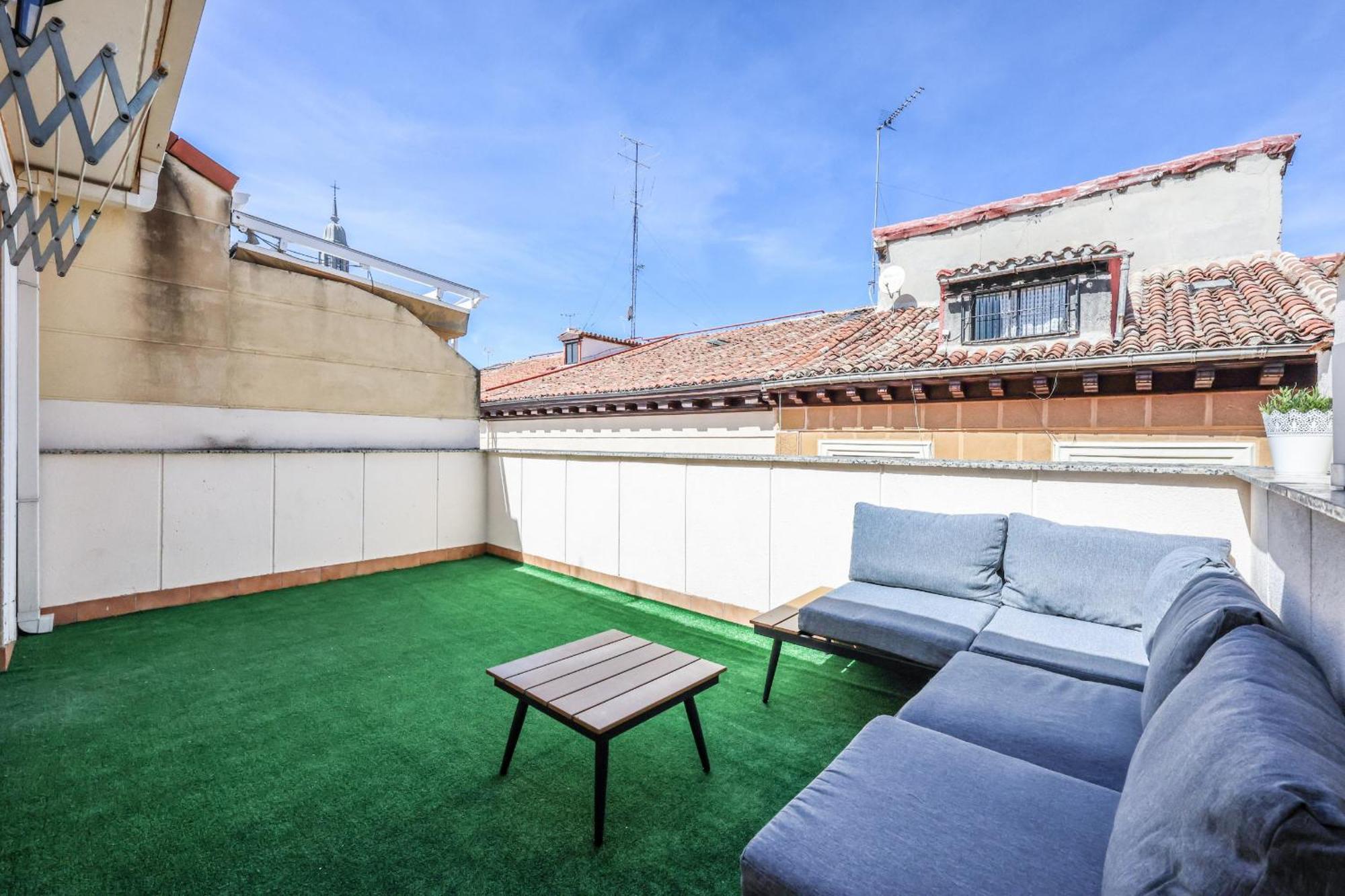 Atico Reformado Con Terraza En Tirso De Molina 4 Personas Apartment *