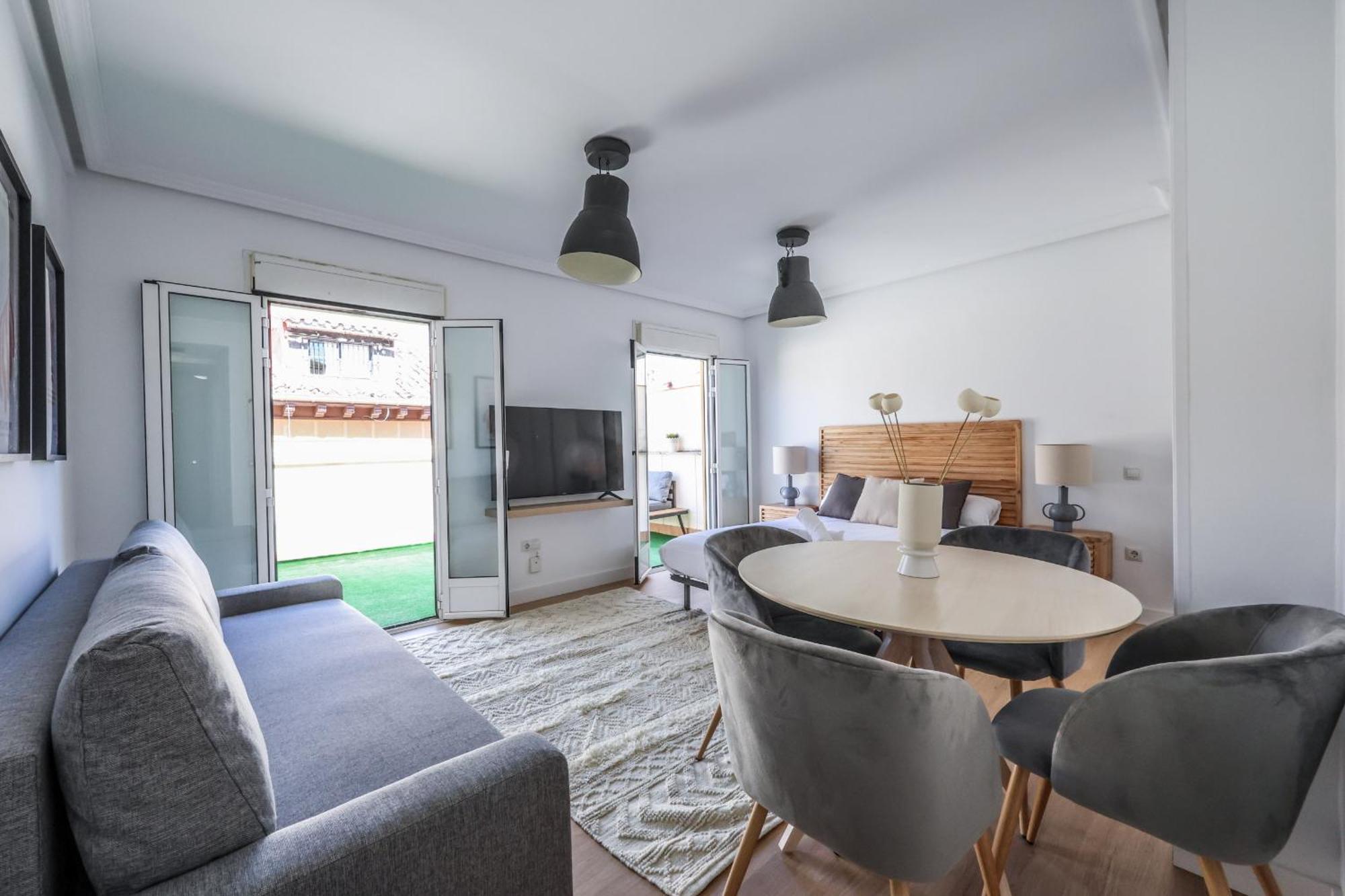 Apartment Atico Reformado Con Terraza En Tirso De Molina 4 Personas Madrid