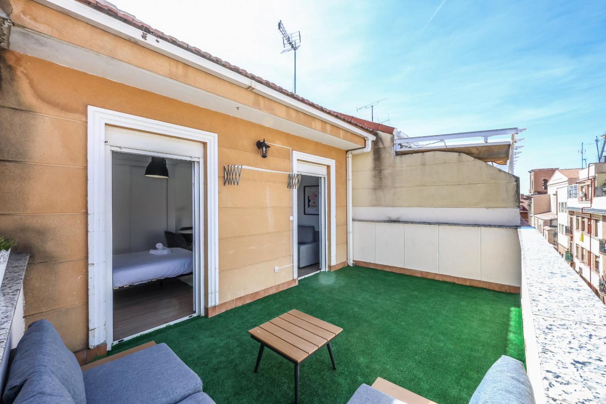 Atico Reformado Con Terraza En Tirso De Molina 4 Personas * Madrid