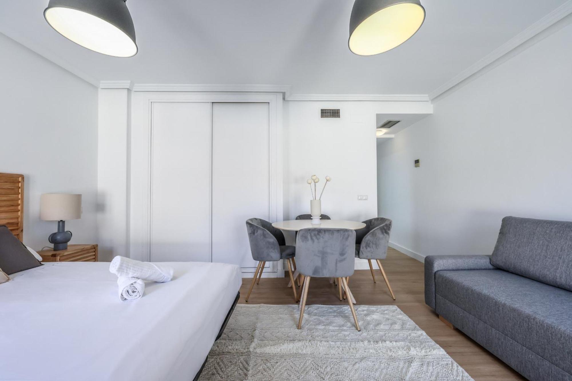 Atico Reformado Con Terraza En Tirso De Molina 4 Personas Apartment *
