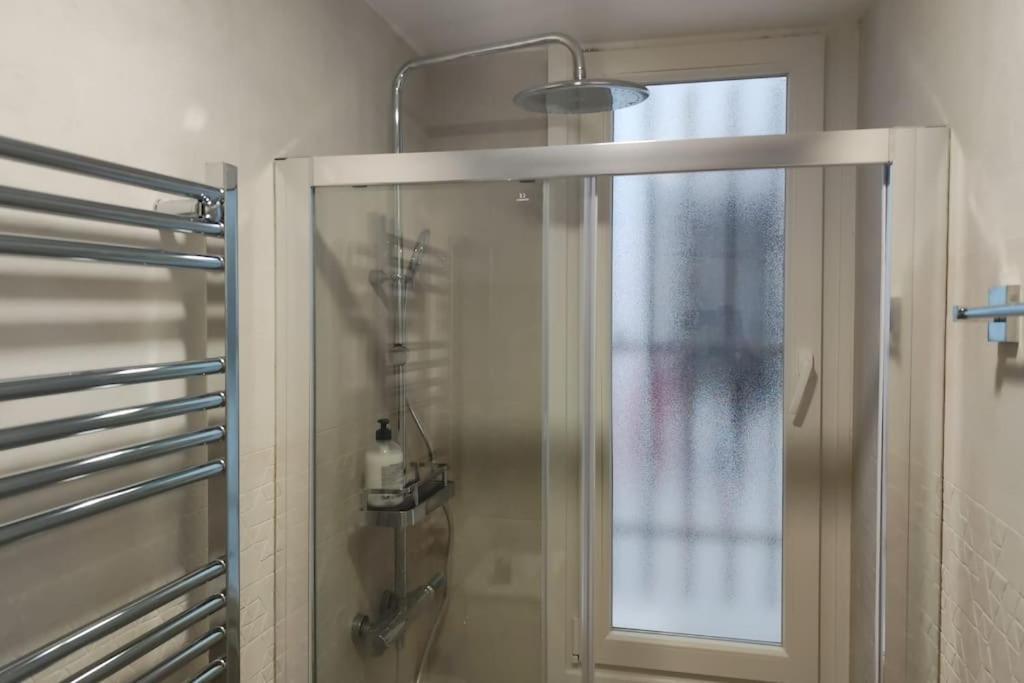 Entero Junto A Cuatro Caminos Con Licencia Del Ayto De Apartamento