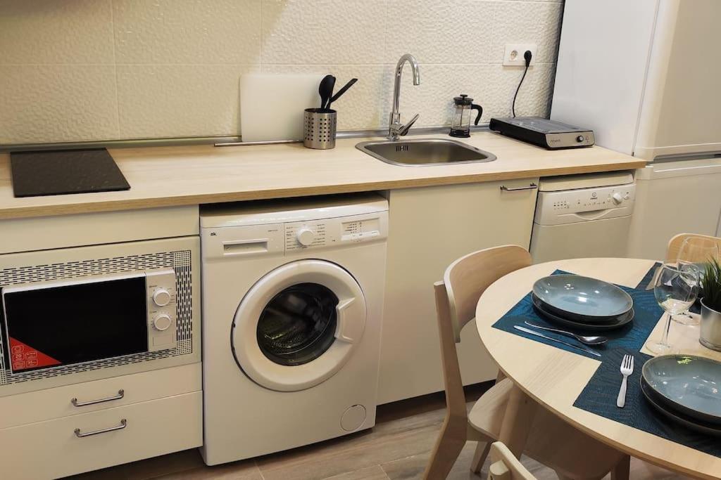 Entero Junto A Cuatro Caminos Con Licencia Del Ayto De Apartamento