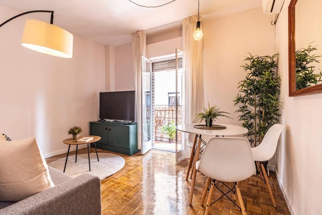 Apartamento Piso Con Terraza En Rio Madrid