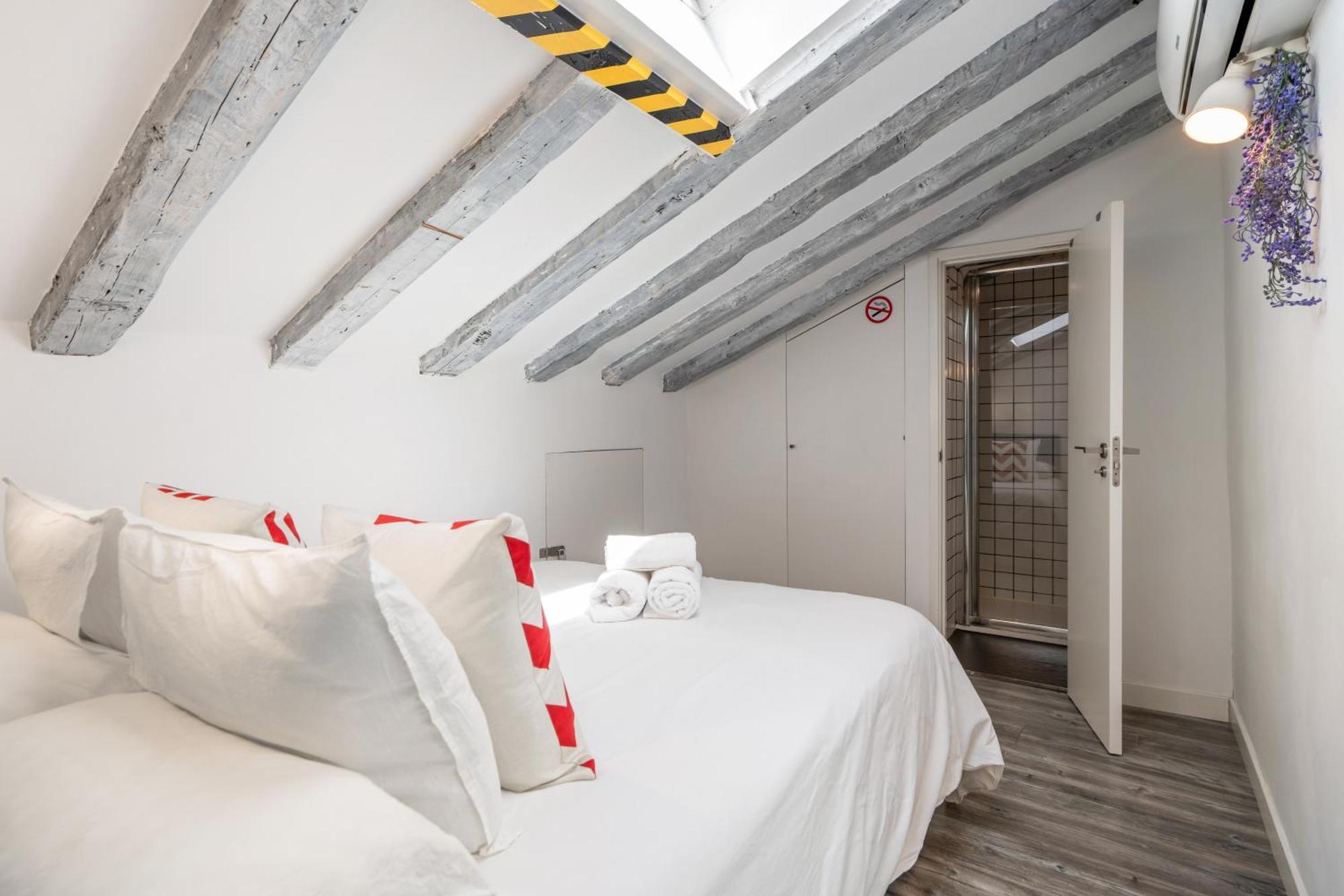 Attic 3bedrms-2baths In Heart Of Malasana