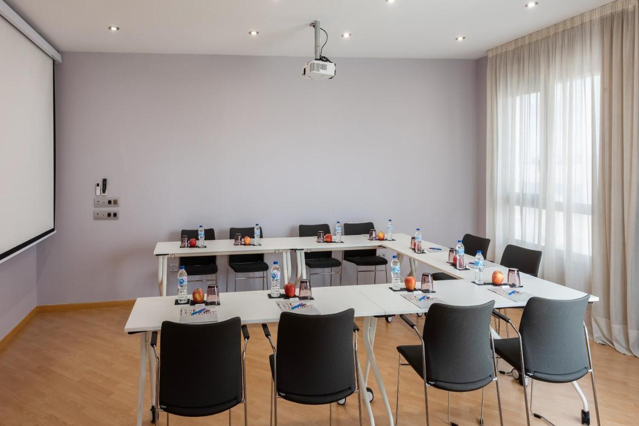 Aparthotel Airport Suites, Affiliated By Melia 2*