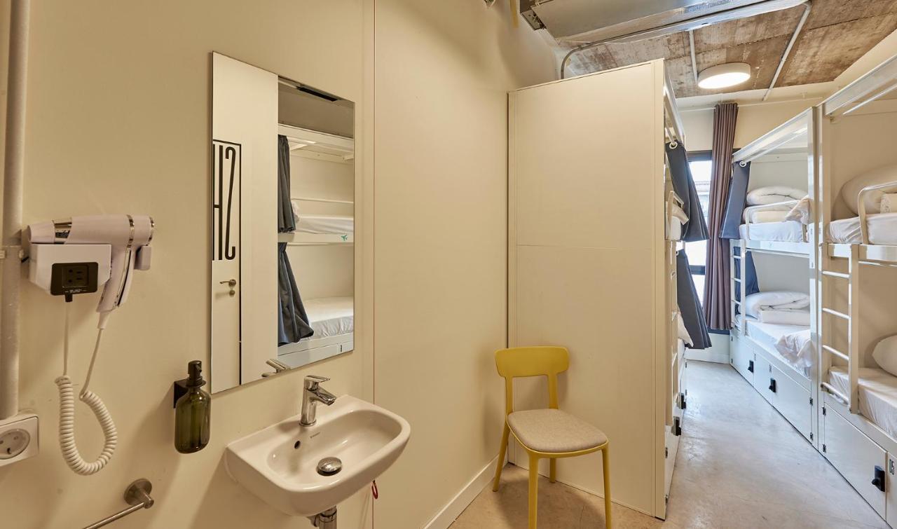 Hostelfly Hostel *