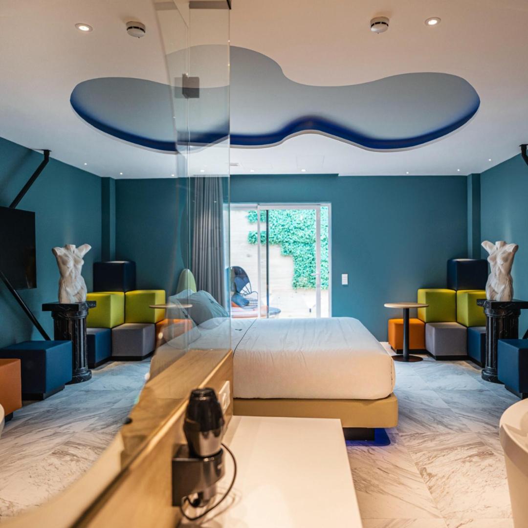 Avenue - Lovely Hotel del amor