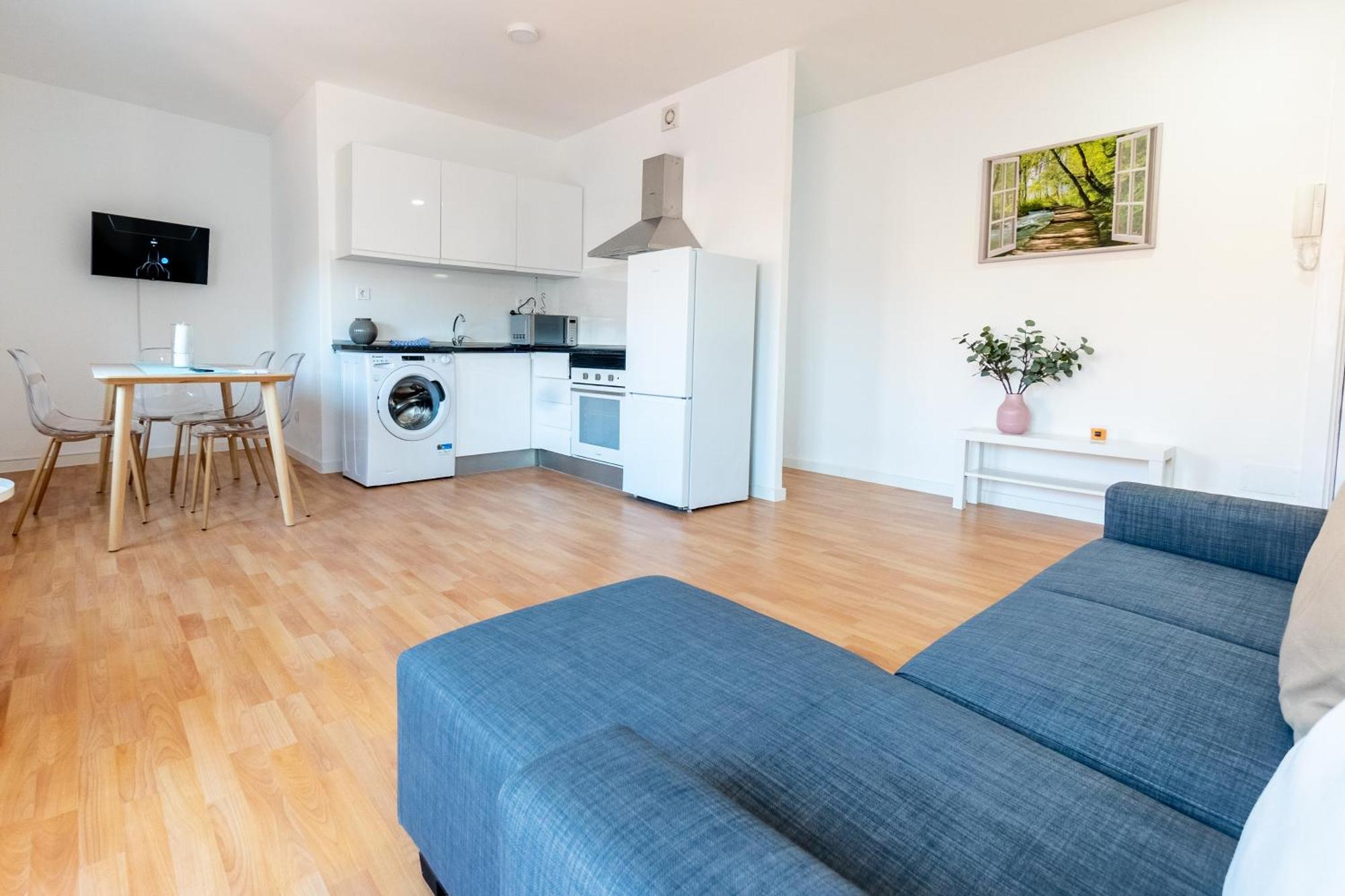 Homely 2 Bedroom In Barajas * Madrid