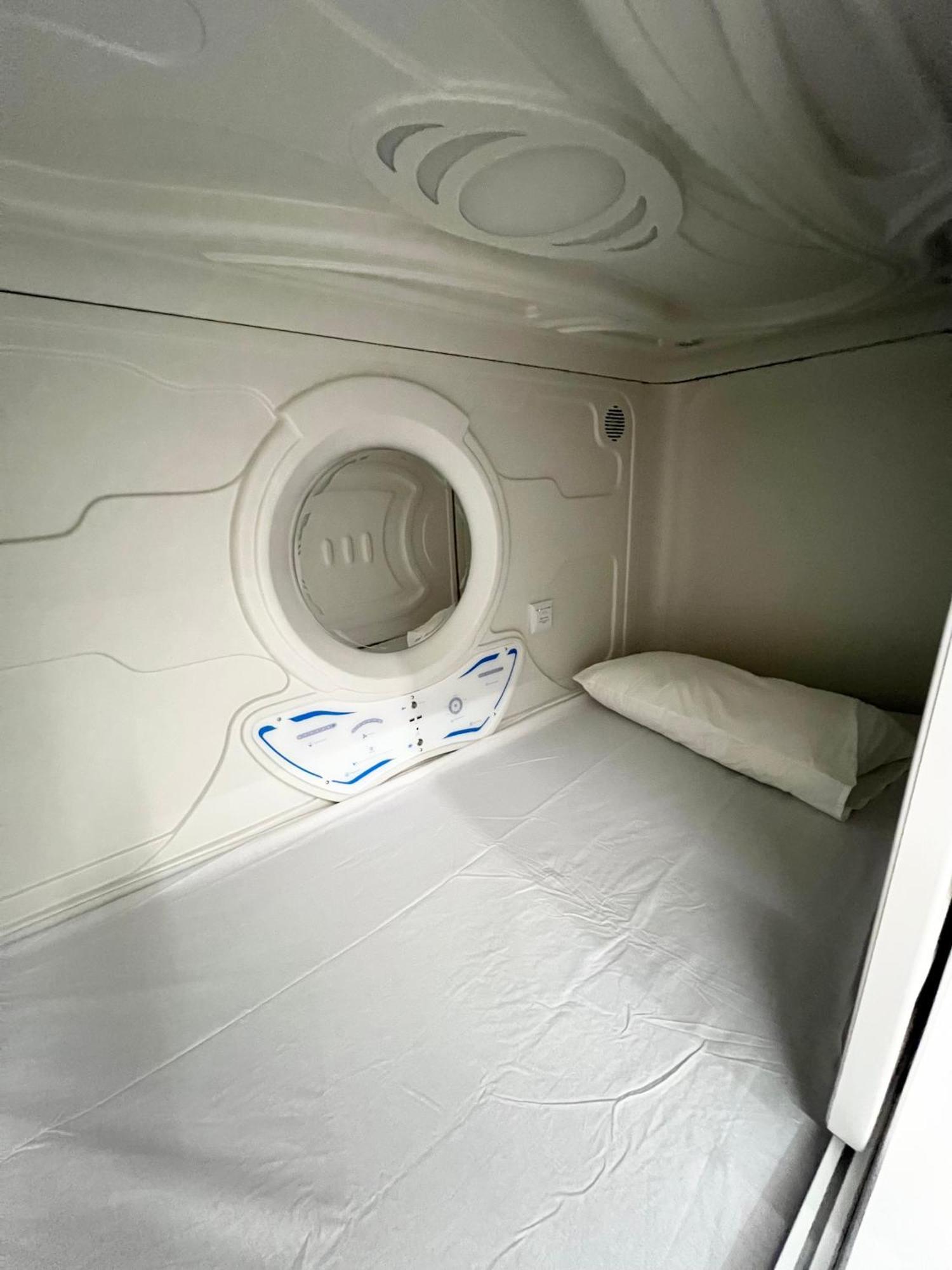 Space Capsule Albergue Madri