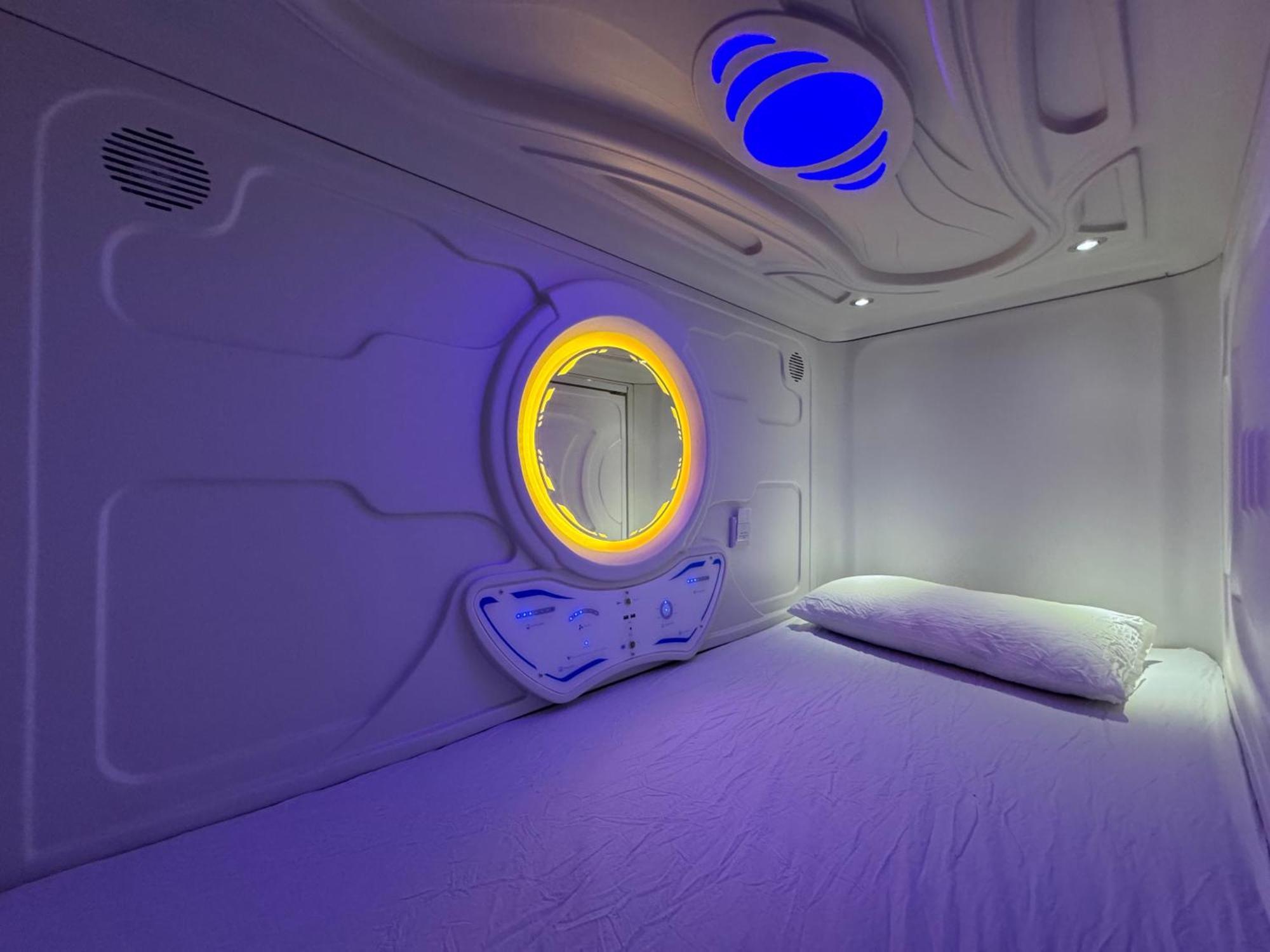 Albergue Space Capsule
