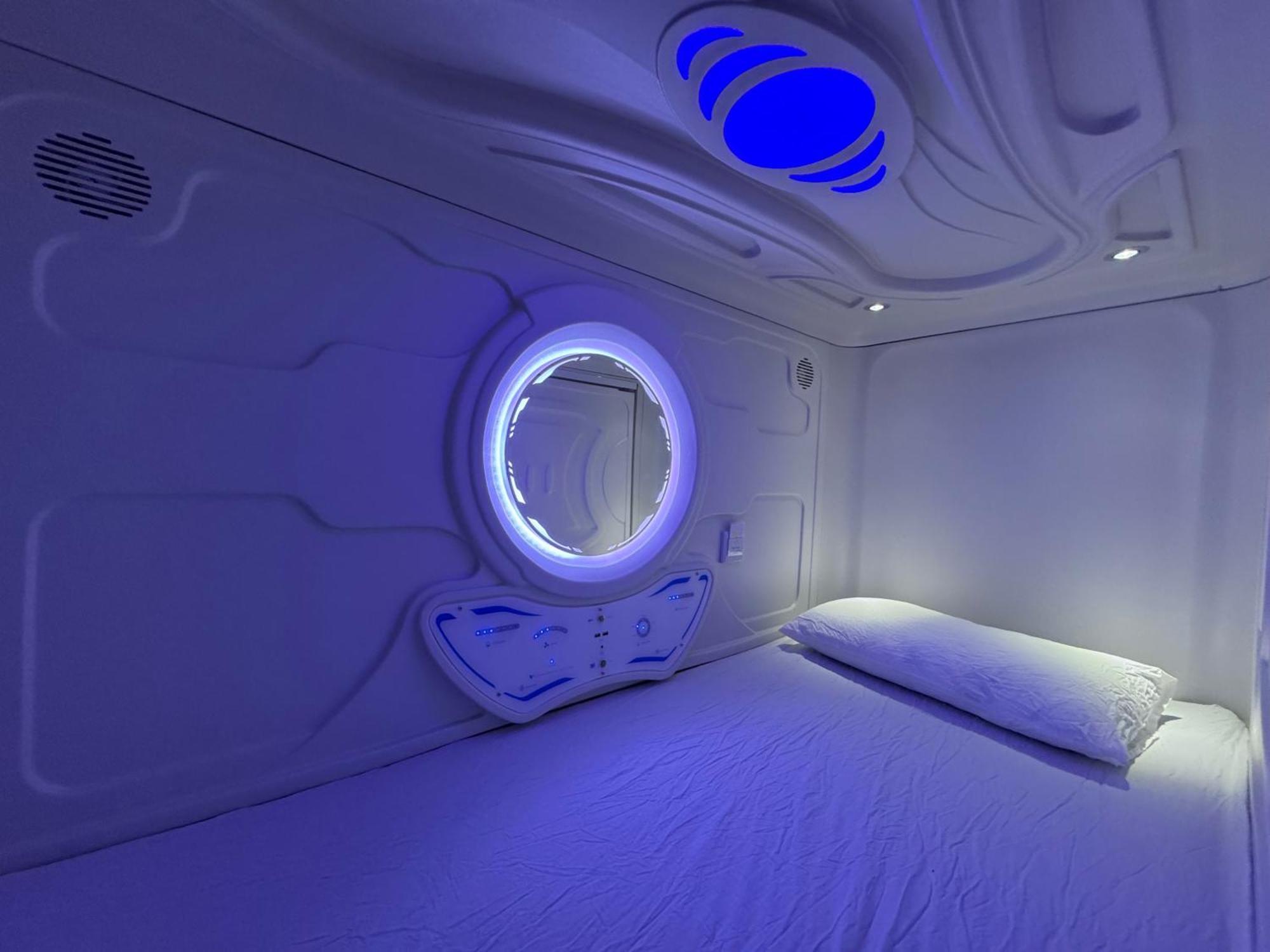 Albergue Space Capsule *