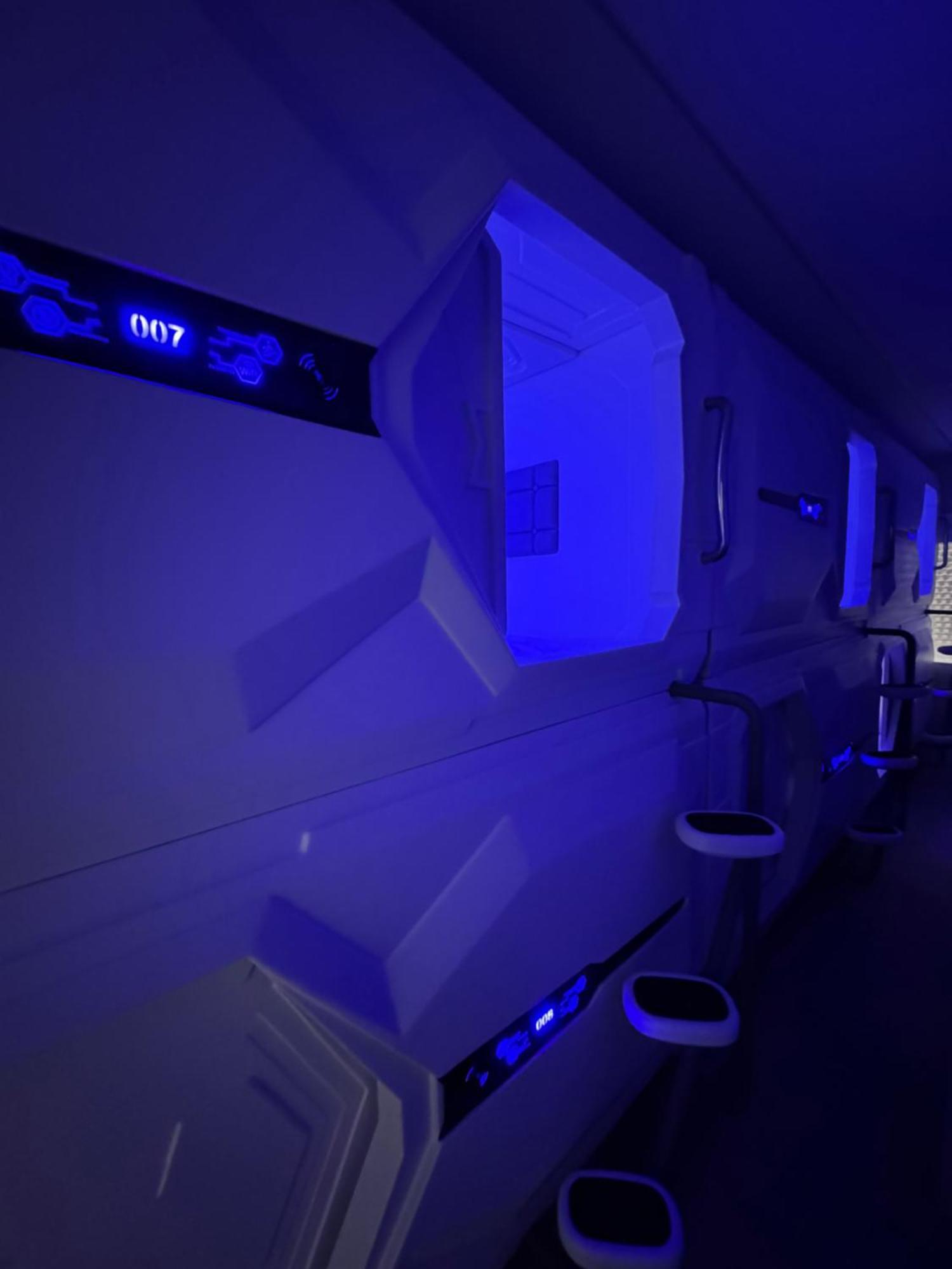 Albergue Space Capsule *