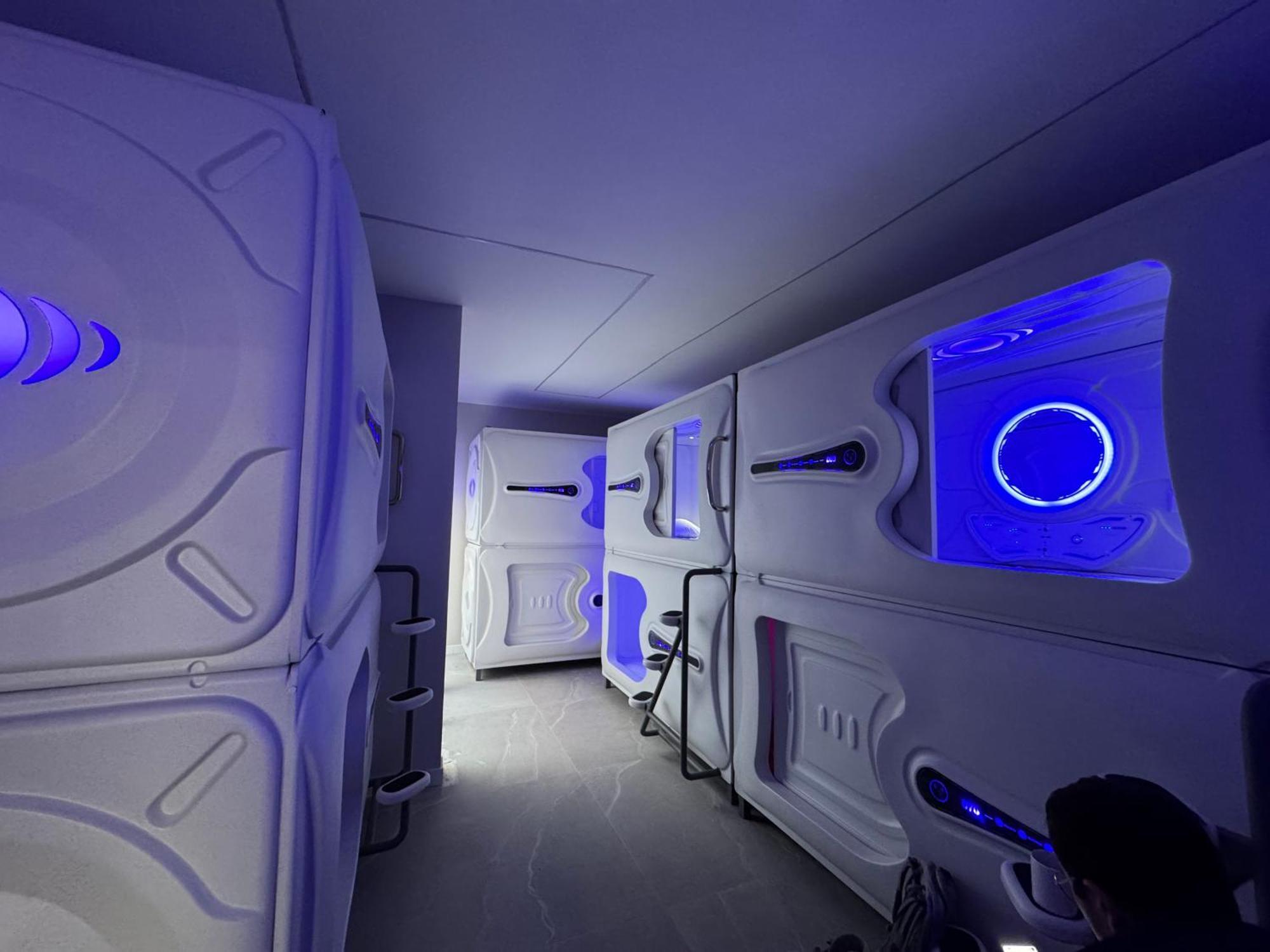 Space Capsule Albergue Madri