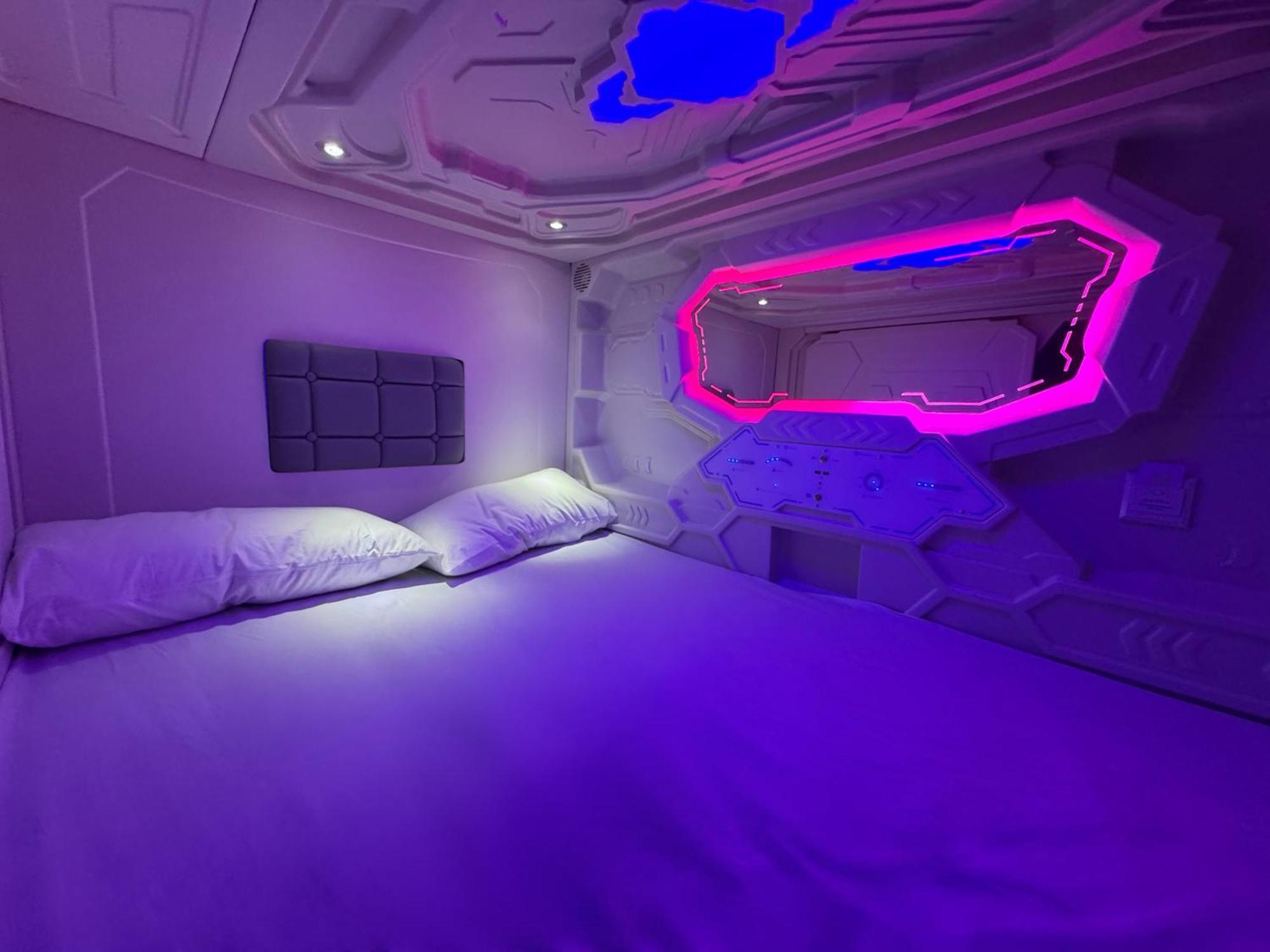 Albergue Space Capsule