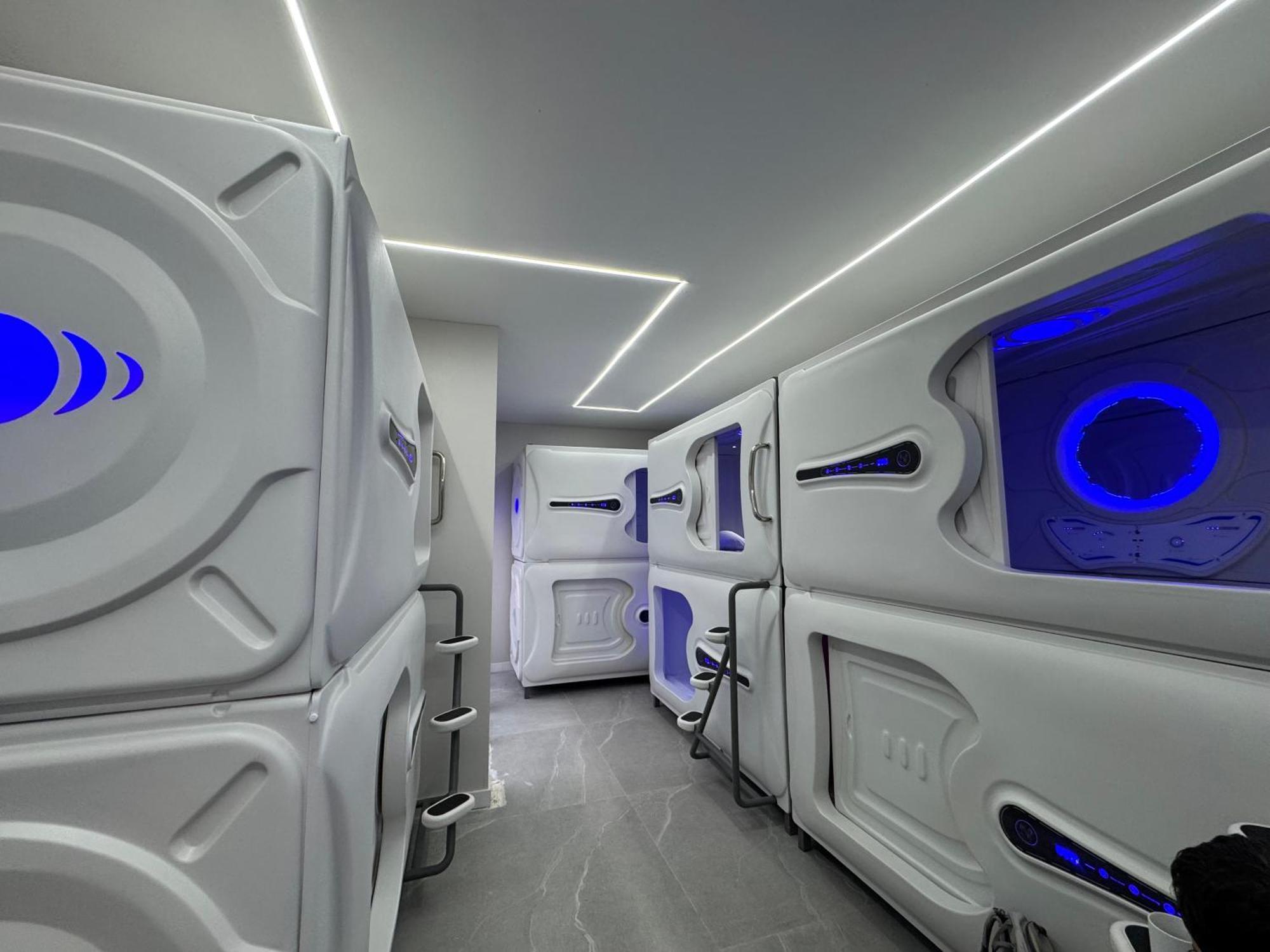 Albergue Space Capsule Madri