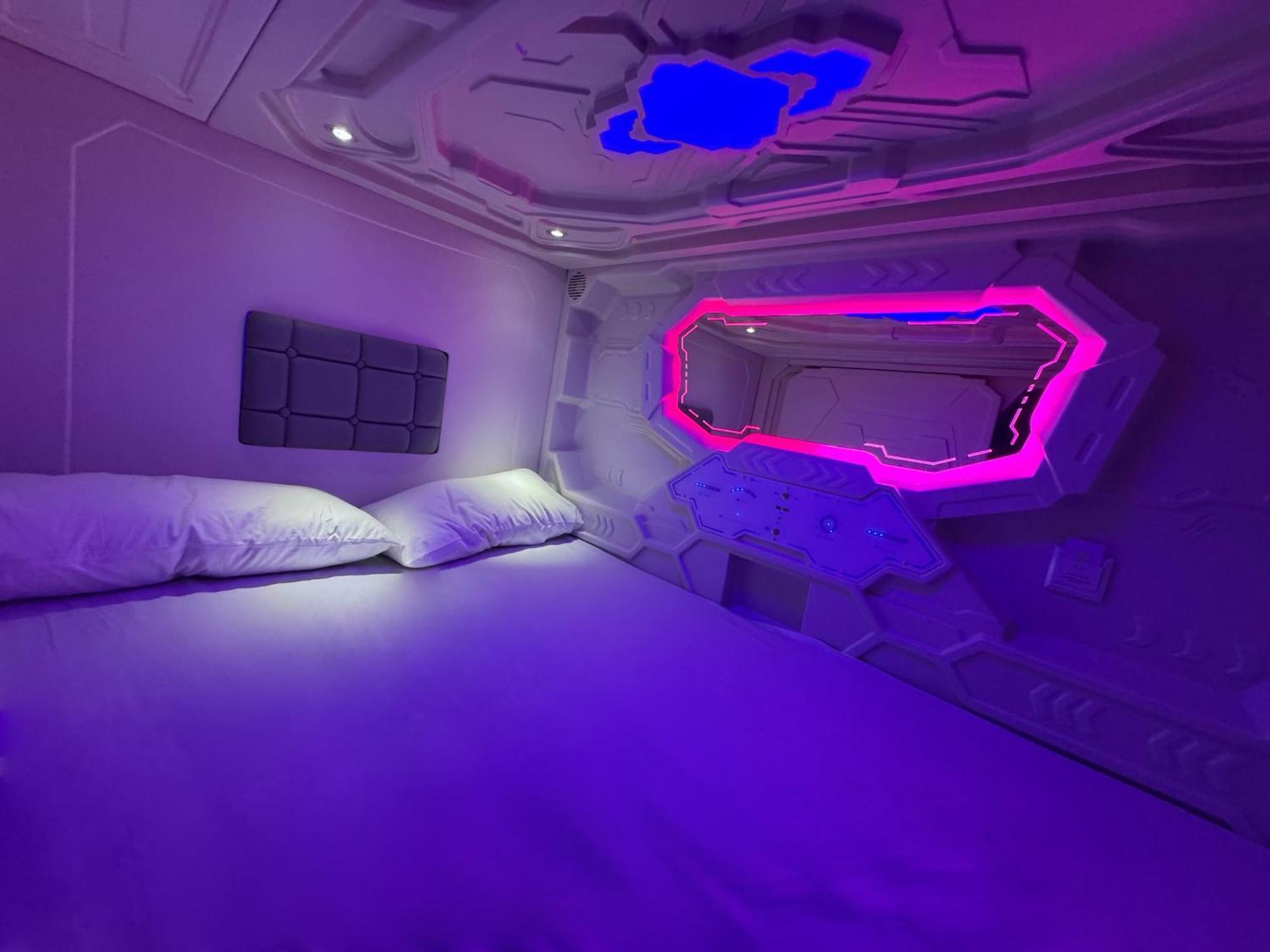 Albergue Space Capsule *