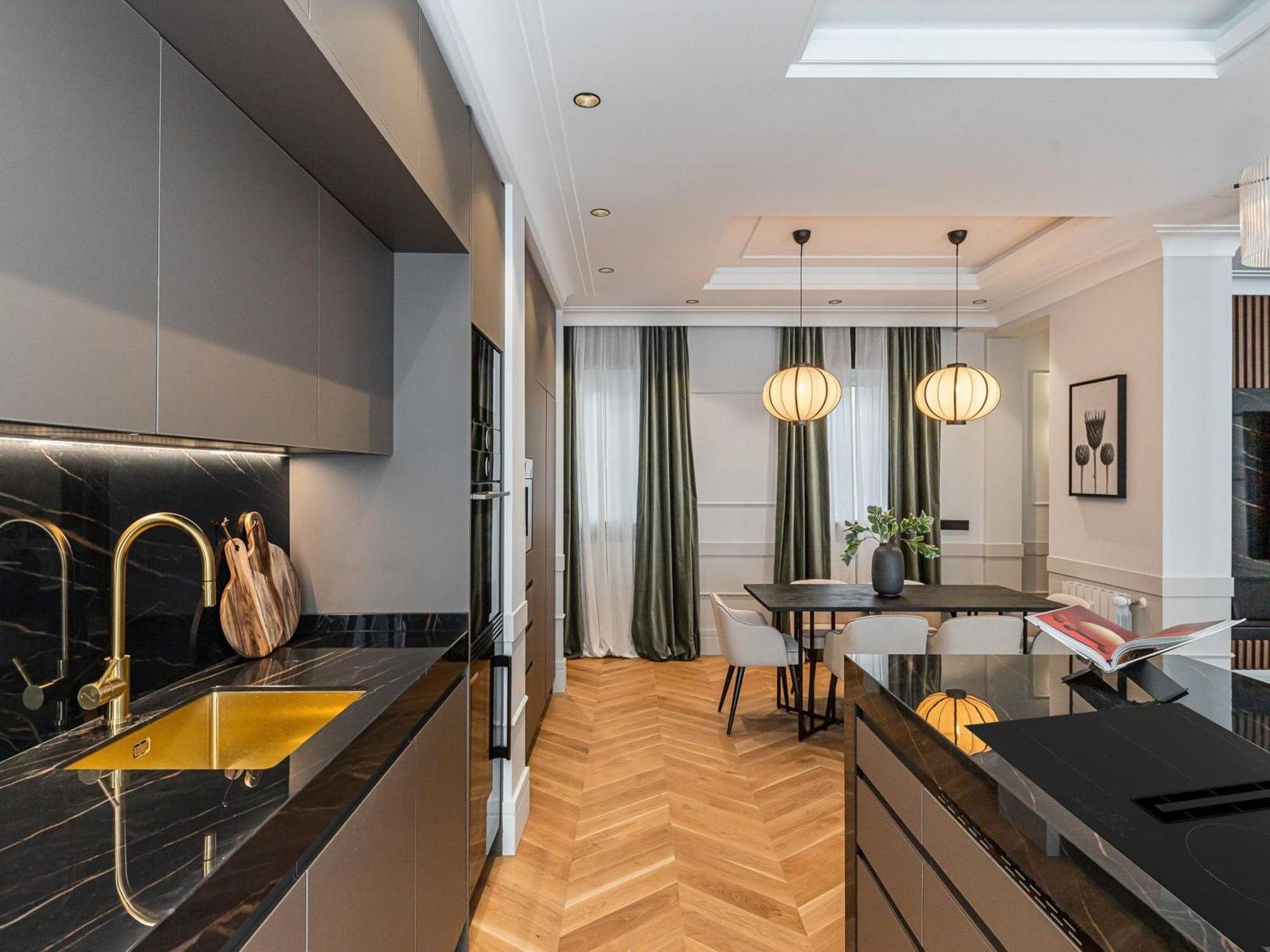Royal Crest Deluxe Madri