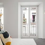 Modern 1 Bed Apt Sleeps 4 nr Lavapies
