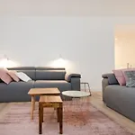 Hellenhost - Gran Via
