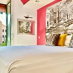 Charming Exclusive La Latina
