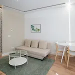 Comfy 2 Bedroom 2 Bathroom Apartment Next To Gran Via