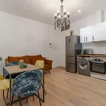 Cozy Central-2Bd 2Bth-Chueca